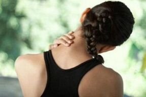 A rapaza está preocupada polos síntomas da osteocondrose cervical