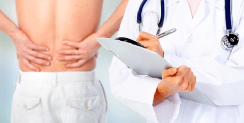 médico prescribe tratamento para a dor nas costas